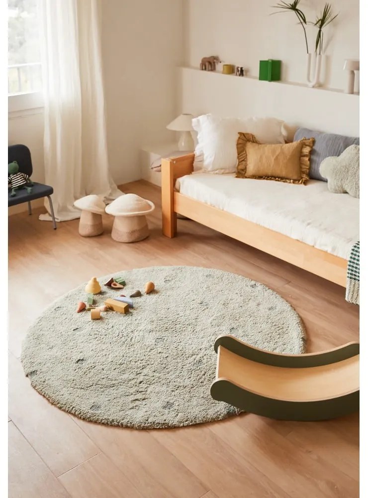 Világoszöld mosható kézi szövésű pamut gyerek szőnyeg ø140 cm Round Dot Blue Sage – Lorena Canals