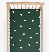Goldea gyermek gumis pamut lepedő kiságyba - szívecskék, sötétzöld alapon 60 x 120 cm