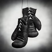 Fotográfia Laced boxing gloves, SEAN GLADWELL