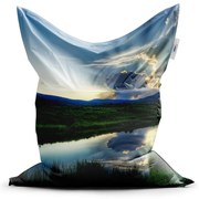 Classic babzsák felhő a folyó felett, színes