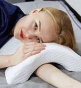 Ergonomikus párna hellyel a karnak