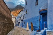 Fotográfia Small colorful streets in Medina of Chefchaouen, Izzet Keribar