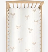 Goldea gyermek gumis pamut lepedő kiságyba - latte masnik és csíkok 60 x 120 cm