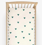 Goldea gyermek körgumis pamut lepedő kiságyba - szívecskék, elefántcsont színű alapon 60 x 120 cm