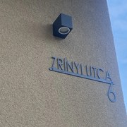 Fém egyedi házszámtábla utcanévvel – lézervágott precizítással