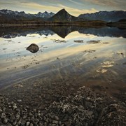 Poszter 40x40cm Hegyvidék a tengerparton, Assaf Frank