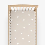 Goldea gyermek gumis pamut lepedő kiságyba - szívecskék, latte színű alapon 60 x 120 cm