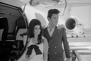 Fotográfia Elvis and Priscilla Presley Posing near Airplane, Bettmann