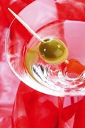 Fotográfia Glass of Martini with green olive, close-up, Creativ Studio Heinemann