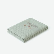 Goldea karácsonyi hímzett waffle konyharuha - gömbök az ágon zsálya háttéren 50 x 70 cm