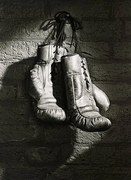 Fotográfia BOXING GLOVES HANGING FROM NAIL (B&W), Ray Massey