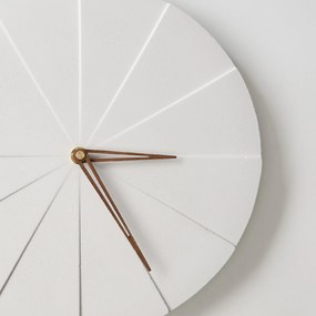 ODLITO Beton falióra Torta – fehér – 28,5 cm – barna mutatók