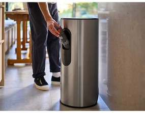 Fényes ezüstszínű rozsdamentes acél pedálos szemetes 30 l Arc – Joseph Joseph