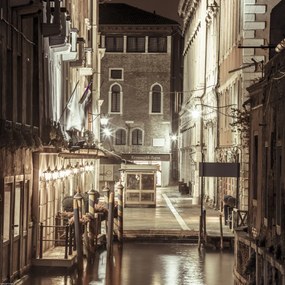 Poszter 40x40cm Éjszakai felvétel egy régi épületről egy keskeny csatornánál, Assaf Frank