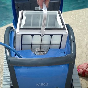 Medencetisztító robot, Dolphin M600 (2026), teljes medencetisztítás (padló, fal és vízvonal tisztítás), CleverClean és PowerStream navigáció, kábelcsavarodás-gátló, Wi-Fi és applikáció vezérlés, Caddy tartozékkal