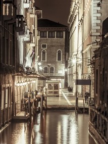 Poszter 30x40cm Éjszakai felvétel egy régi épületről egy keskeny csatornánál, Assaf Frank