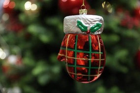 Piros kockás karácsonyfadísz kesztyű 11cm