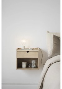 Natúr színű tölgyfa függő-polcokkal éjjeliszekrény Hillmond – Rowico