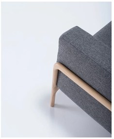 Fawn tölgyfa fotel sötétszürke szövet ülőrésszel - Gazzda