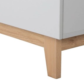 Világosszürke alacsony gyerek komód pelenkázó feltéttel tölgyfa dekorral 117x104 cm Caro – Roba