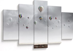 Kép - léggömbök egy téglafal felett (150x105 cm)