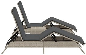 2 db világosszürke polyrattan napozóágy asztallal