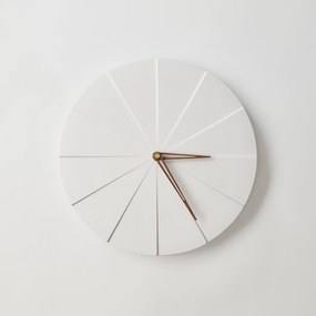 ODLITO Beton falióra Torta – fehér – 28,5 cm – barna mutatók