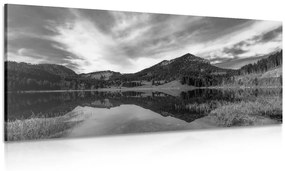 Kép tó a hegyek alatt fekete fehérben