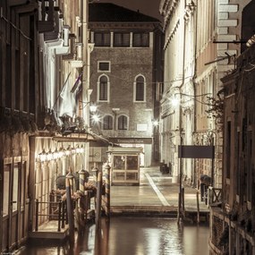 Poszter 30x30cm Ăjszakai felvĂ©tel egy rĂ©gi Ă©pĂŒletrĆl egy keskeny csatornĂĄnĂĄl, Assaf Frank