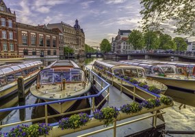 Poszter 66,5x46,5cm Kikötött hajók Amszterdamban, Assaf Frank