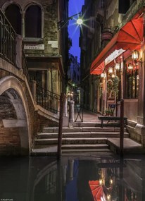 Poszter 20,5x28,4cm Éjszakai felvétel egy kávézóról egy keskeny csatornánál, Assaf Frank