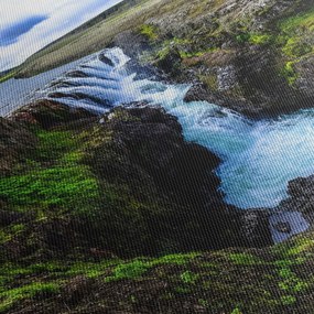 Egy kép a vízesésről a sziklák között (90x60 cm)