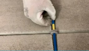 Esztrich dilatációs dübel kék-szürke