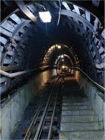 Fotótapéta Kőalagút fa pántokkal és sínekkel 184x254 vinil +ragasztó