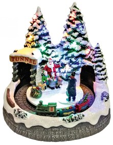 Világító karácsonyi életkép, fényképésszel, Mikulással és vonattal