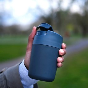 Sötétkék utazóbögre 340 ml Sipp – Joseph Joseph
