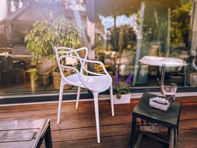 AKCIÓ Fehér műanyag szék KATO II. osztály