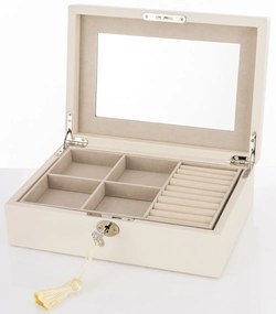 Krémfehér kulcsos zárható szögletes ékszertartó doboz osztott belső rekeszekkel 8,5x27x19cm