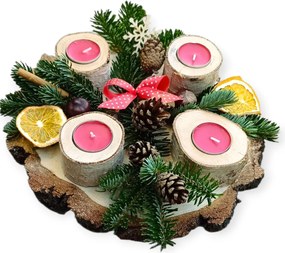 Adventi koszorú. Natúr koszorú gyertyákkal. Otthoni karácsonyi dekoráció.