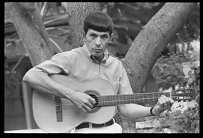 Fotográfia Leonard Nimoy plays guitar, 1966, Suero, Orlando