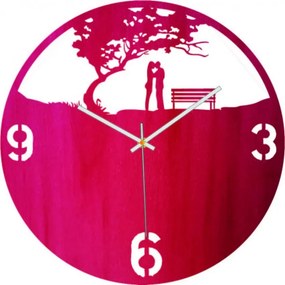 Fából készült falióra szerelem a parkban | SZERELEM