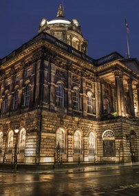 Poszter 29,7x42cm A városháza épülete éjszaka, Assaf Frank