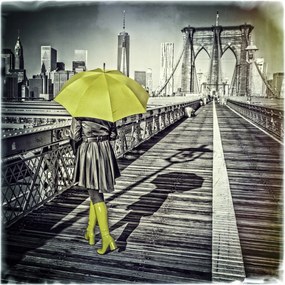Poszter 40x40cm Turista esernyővel a Brooklyn hídon sétálva, Ass