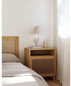 Natúr színű éjjeliszekrény tölgyfa dekorral Beyla – Kave Home