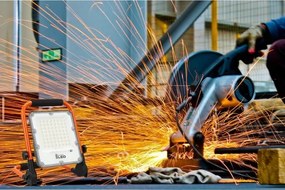 Újratölthető LED reflektor állvánnyal LED/50W/3,2V 4500K 5000 mAh IP65 narancssárga