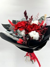 Stílusos csokor vázába, örök rózsákkal