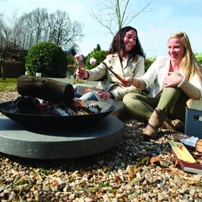 Öntöttvas tűzrakó tál kör alakú terrazzo gránit lapon, 59 cm átmérőjű