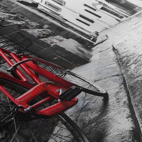 Egy vörös kerék képe egy macskaköves utcán (órával) (90x30 cm)