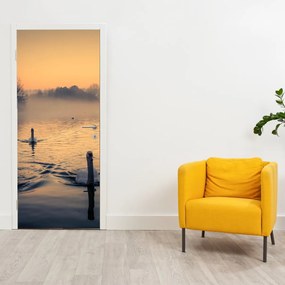 Fotótapéta ajtóra - Hattyúk a vízen és a ködben (95x205cm)