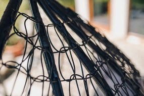 Fekete függőszék KOKON állvánnyal, világos párna